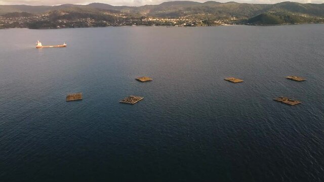 R&iacute;a de Vigo con bateas y barco