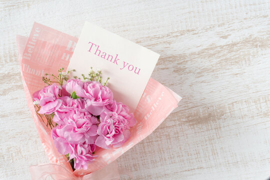 	母の日　ピンクのカーネーションの花束とカード