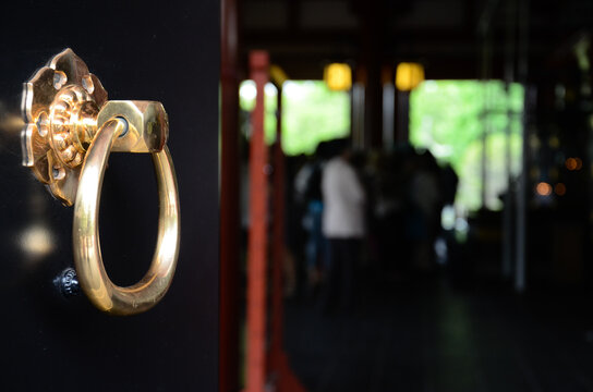 Detalles de una de las puertas laterales del templo Senso-ji en Asakusa, Tokyo