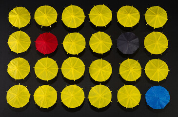 Ordnung mit 24 Eisschirmchen aus 4 unterschiedlichen Farben