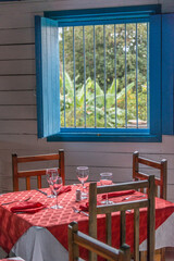 Mesa y ventana en un restaurante en el pueblo de Viñales, en la isla de Cuba