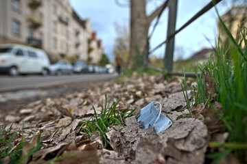 Verlorene Maske auf Gehweg in Wohngebiet