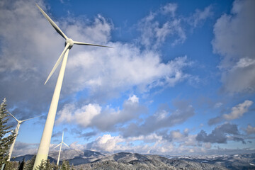 Schwarzwaldpanorama mit Windräder des Rosskopfs (Schwarzwald, Freiburg im Breisbau, Deutschland)