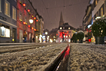Schneefall in Freiburg im Breisgau bei weihnachtlicher Stimmung mit Münster im Hintergrund