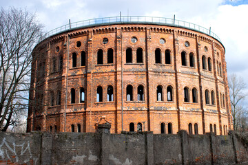 Stary budynek z powybijanymi szybami przypominający Koloseum