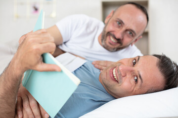 Obraz premium male couple smiling on the sofa