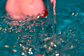 The droplets that fell on the surface of the water formed numerous bubbles.