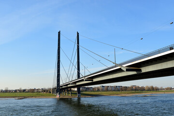 kniebrücke über rhein in düsseldorf, deutschland
