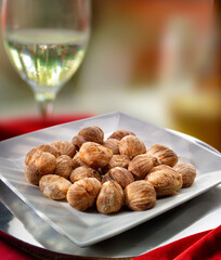 Castañas asadas, otoño acompañado de copa de vino blanco. Roasted chestnuts, autumn accompanied by a glass of white wine.