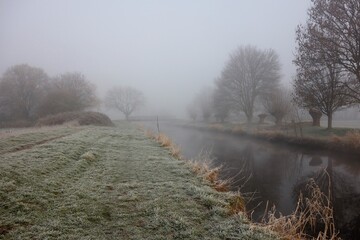 Obraz na płótnie Canvas Flussufer der Niers bei Grefrath Oedt an einem Wintermorgen im Nebel