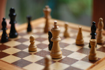 ボードゲーム、ガラス背景のチェスボードと駒