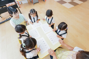 幼稚園で勉強をする子どもたち