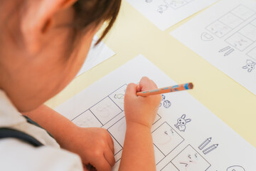 幼稚園で勉強をする子どもたち