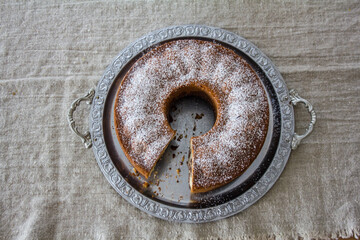 Leckerer Marmorkuchen auf dem Tisch, hausgemacht