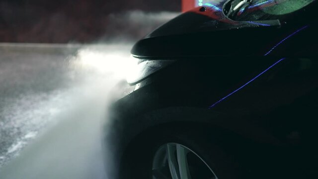 Auto wird mit Schaum in der Auto Waschanlage gewaschen und gereinigt. 4K 120 FPS 10 Bit 4:2:2