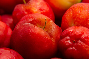 Monte de acerolas maduras, empilhadas.