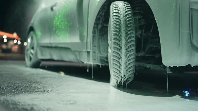 Moderner PKW wird in der Auto Waschanlage gereinigt und mit Schaum gewaschen. 4K 10 Bit 120 FPS 4:2:2 