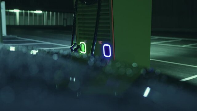 Das Elektroauto l&auml;dt an der Ladestation die Akkus f&uuml;r den Elektromotor auf. 4K 10 Bit 4:2:2