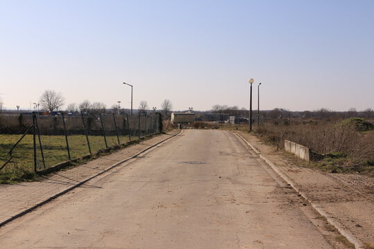 Eine Stra&szlig;e in Nichts in dem verlassenen Dorf Manheim in der Abbauzone des Tagebaus Hambach in Nordrhein-Westfalen