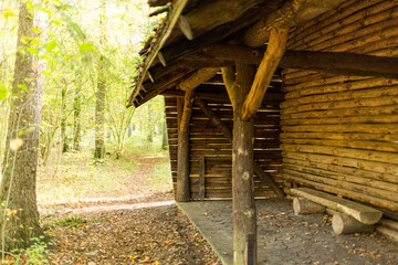 Schutzhütte mit Bank in einem Wald