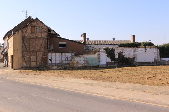 Eines der letzten H&auml;user in dem verlassenen Dorf Manheim in der Abbauzone des Tagebaus Hambach in Nordrhein-Westfalen