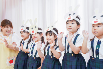 発表会の練習をする子どもたちと保育士