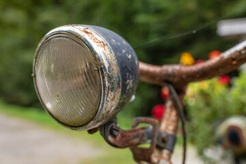 Fototapeta na wymiar alte rostige Fahrradlampe