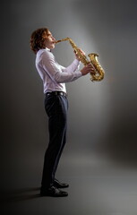 Obraz na płótnie Canvas young saxophone player