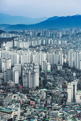 Obraz premium high rise office buildings in Seoul city, winter daylight wiht han river, Seoul, republe of Republic of Korea, in fog winter