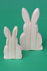 Osterhasen aus Holz.