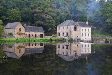 Fototapeta na wymiar Ancien moulin rivière