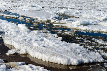 Ice floes during the melting of ice on the river