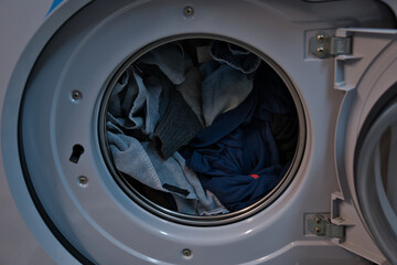 洗濯機の中の服やタオル