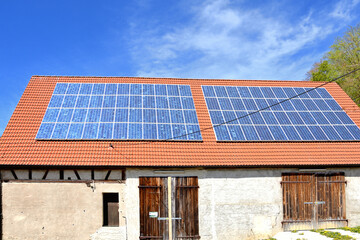 Solarkollektoren auf rotem Scheunendach
