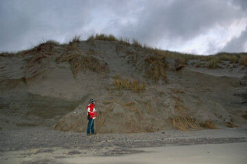 Schroffer Duenenabbruch an einem Sandstrand