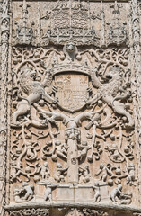 Escudo armas Reyes Católicos con leones rampantes en fachada museo nacional de escultura en Valladolid