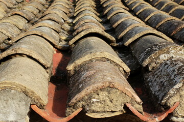 Vieille toiture en tuile