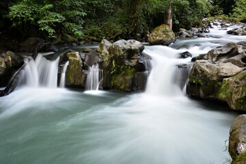 Fototapeta na wymiar Paisajes y rincones del rio Burío, a su paso por la ciudad de La Fortuna, a los pies del volcán Arenal, en el norte de Costa Rica