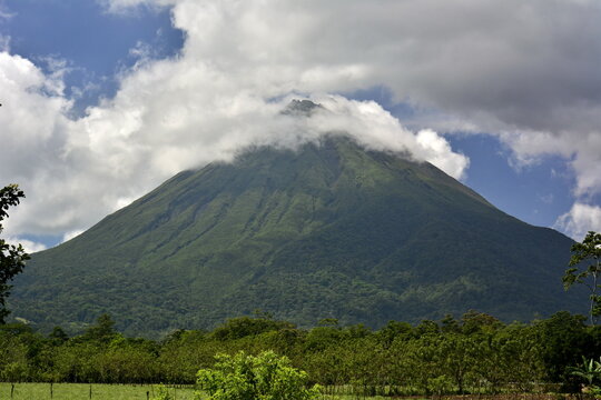 Imagen del volcán Arenal desde la ciudad de La Fortuna, en el norte de Costa Rica
