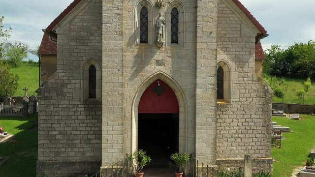 Eglise de Molamboz dans le Jura film&eacute; par un drone