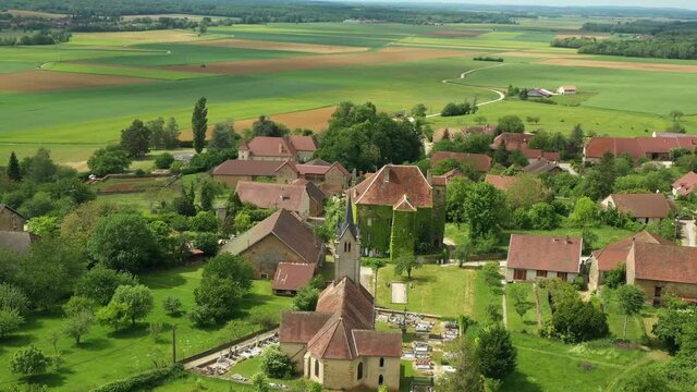 Village de Molamboz dans le Jura film&eacute; d'un drone
