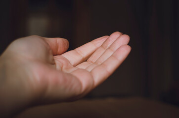 Human handbreadth, close-up. Request for help.