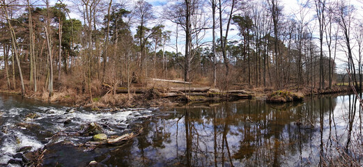 WIDOK NA RZEKĘ WCZESNĄ WIOSNĄ. RZEKA GRABIA, LDZAŃ, POLSKA © michalsen
