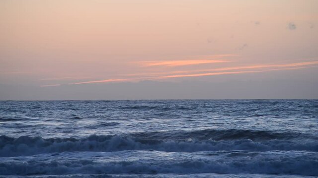 mare mosso dopo il tramonto in Toscana