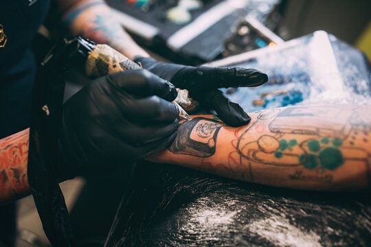 Haciendo tatuajes, piercing y dibujando tatuajes