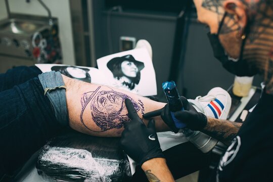 Haciendo tatuajes, piercing y dibujando tatuajes