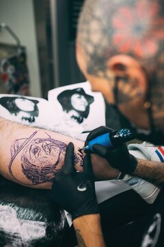 Haciendo tatuajes, piercing y dibujando tatuajes