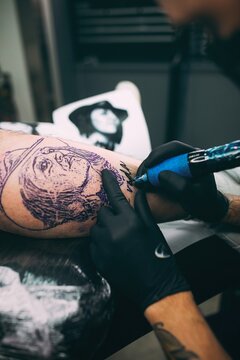 Haciendo tatuajes, piercing y dibujando tatuajes
