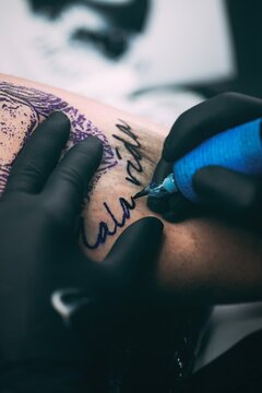 Haciendo tatuajes, piercing y dibujando tatuajes