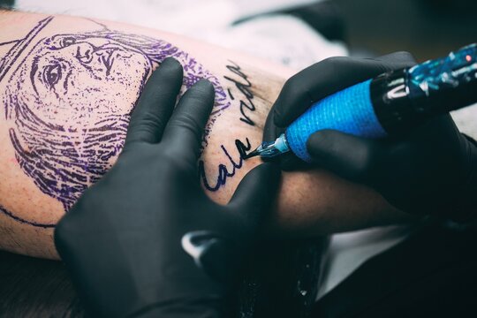 Haciendo tatuajes, piercing y dibujando tatuajes